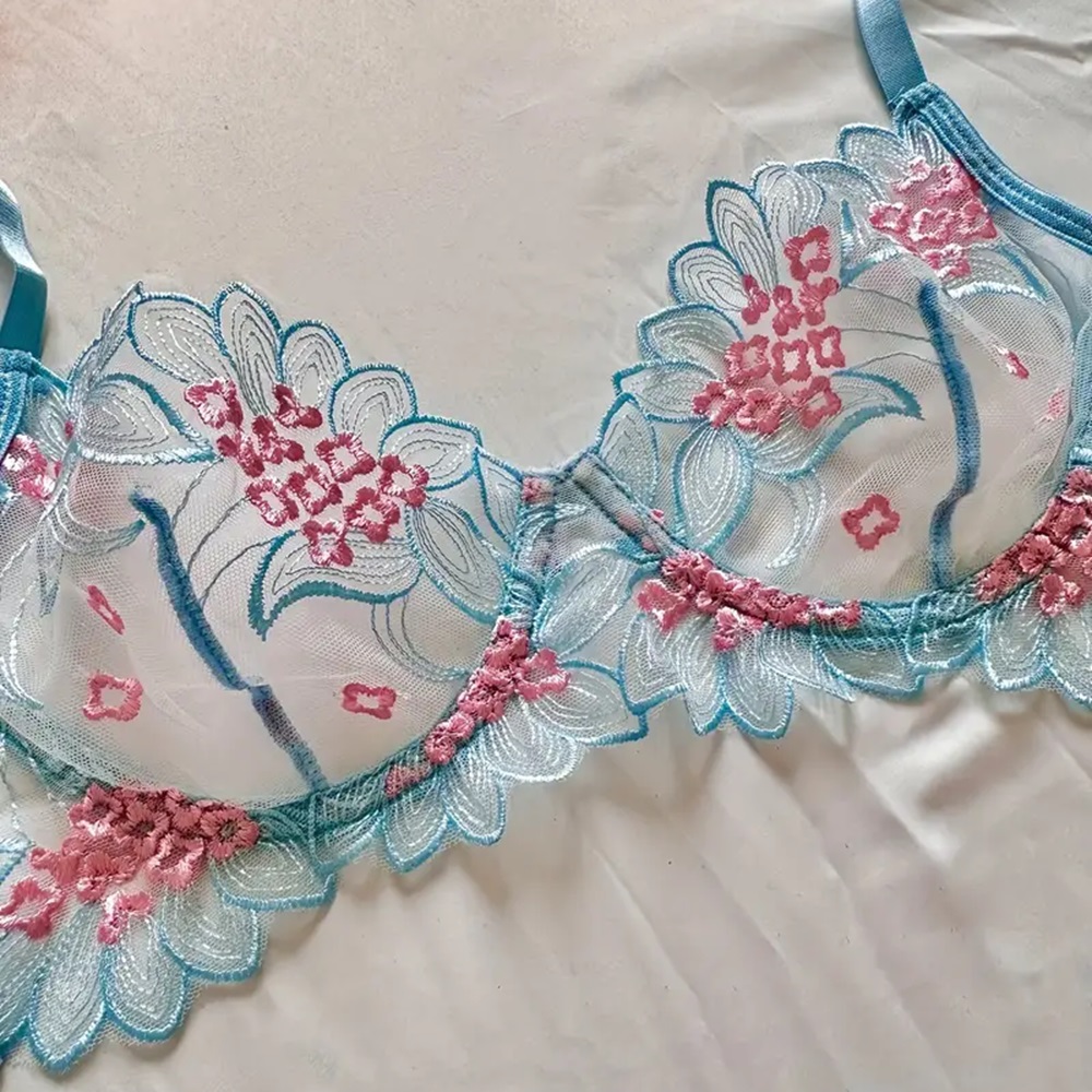 Conjunto de encaje Floral transparente.