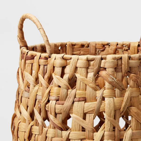 Cesta pequeña con patrón de caña decorativa natural tejida