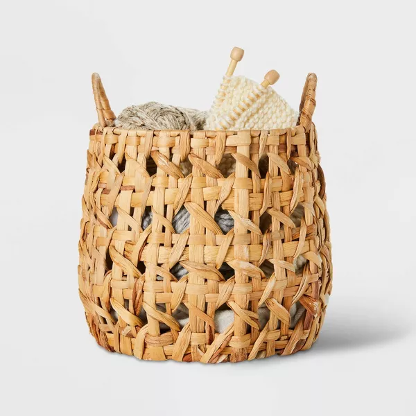 Cesta pequeña con patrón de caña decorativa natural tejida