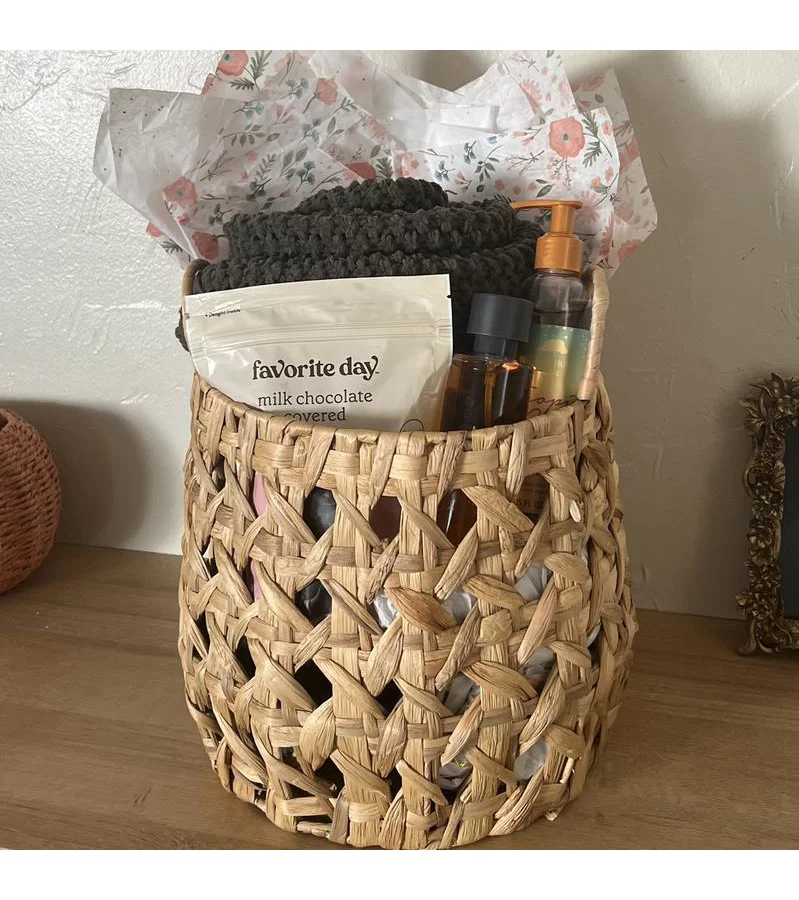 Cesta pequeña con patrón de caña decorativa natural tejida