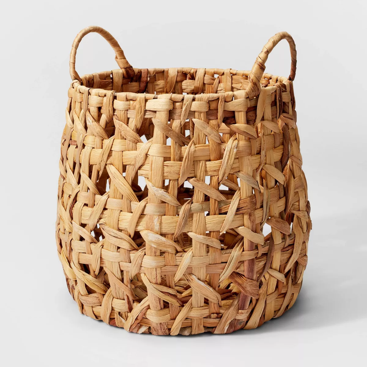 Cesta pequeña con patrón de caña decorativa natural tejida