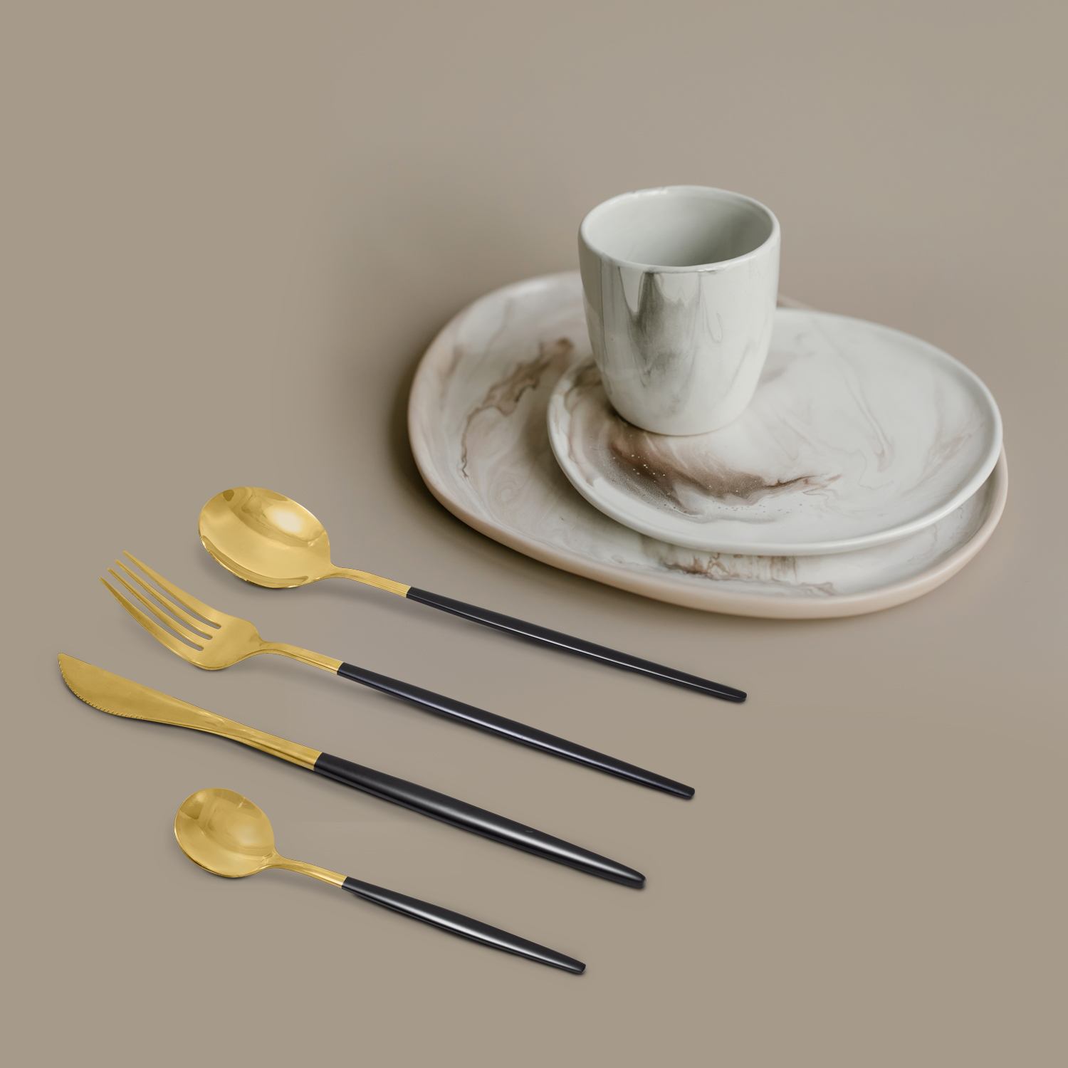 Juego de Cubiertos Dorados con Negro  24 pzas, Cuchillo, cucharas y tenedores 