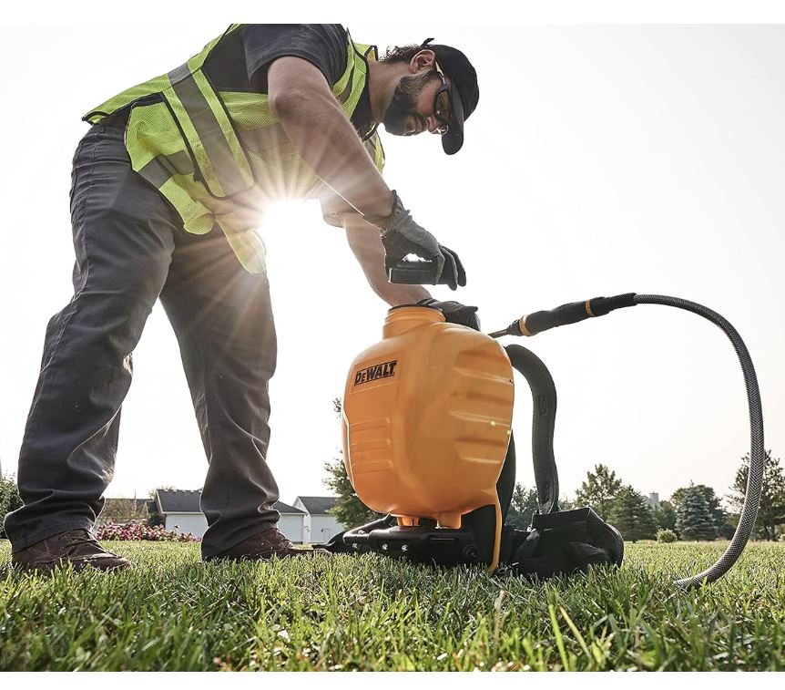 ASPERSORA MANUAL PARA FUMIGAR Y/O SANITIZAR DEWALT 4 GALONES