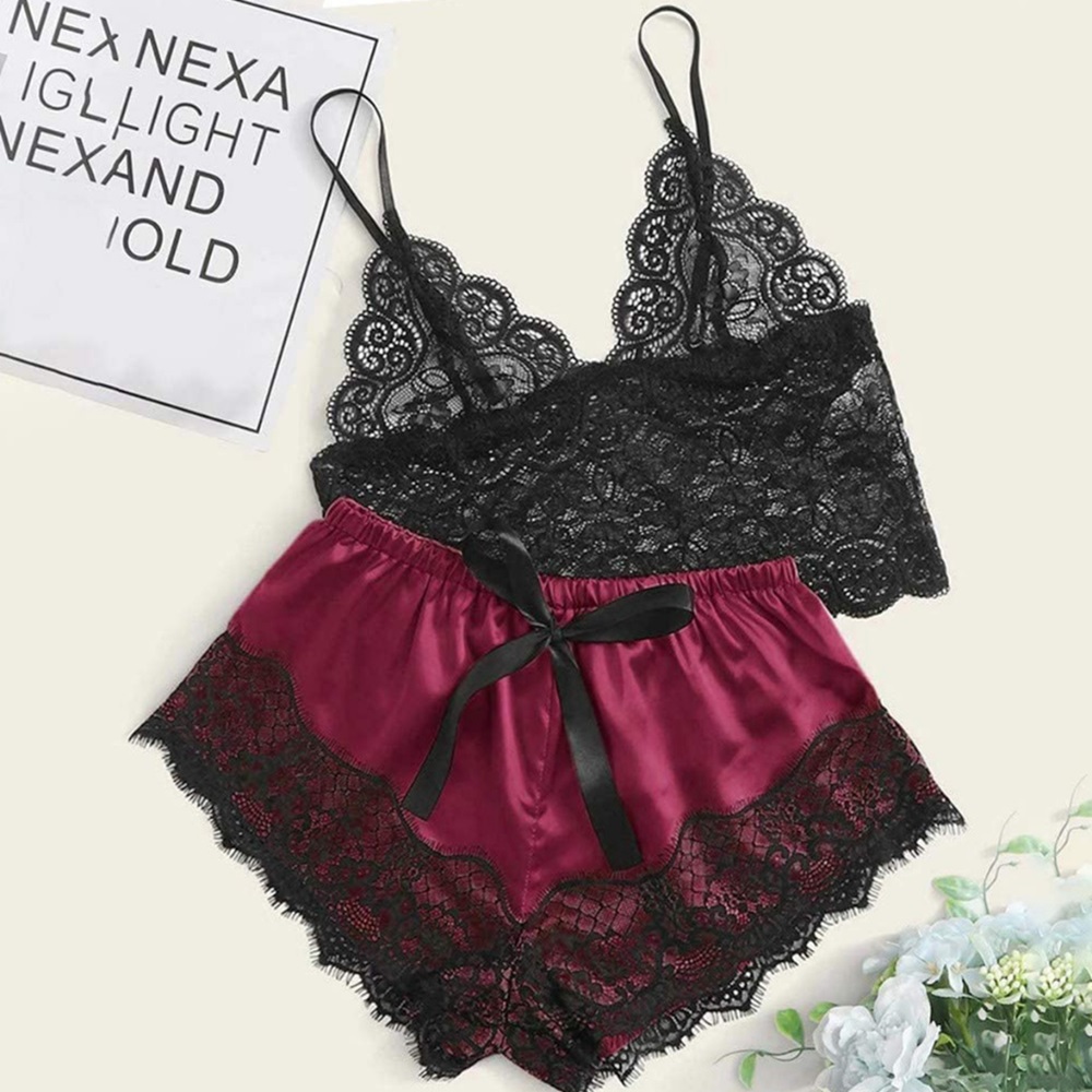 Conjunto de pijama de encaje.