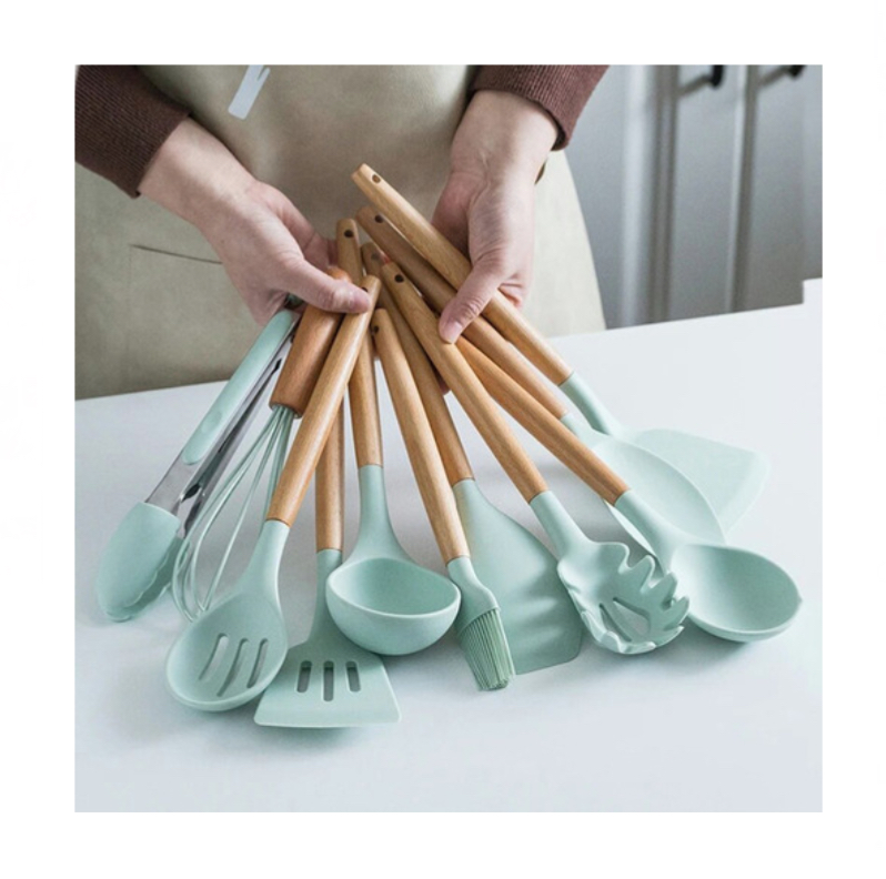 Set de utensilios para cocina en silicona con mango de madera 12