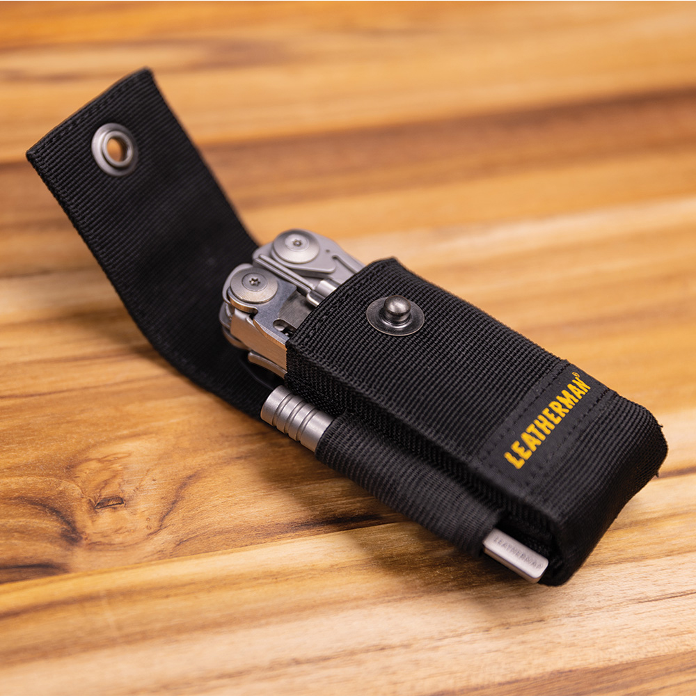 Kit de Multiherramienta SURGE Negra Leatherman con Linterna P2R Core Ledlenser