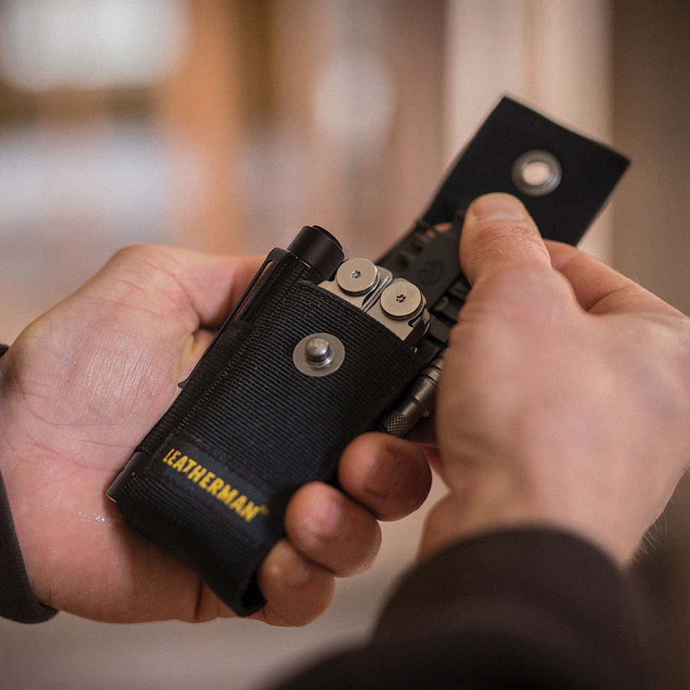 Kit de Multiherramienta SURGE Negra Leatherman con Linterna P2R Core Ledlenser