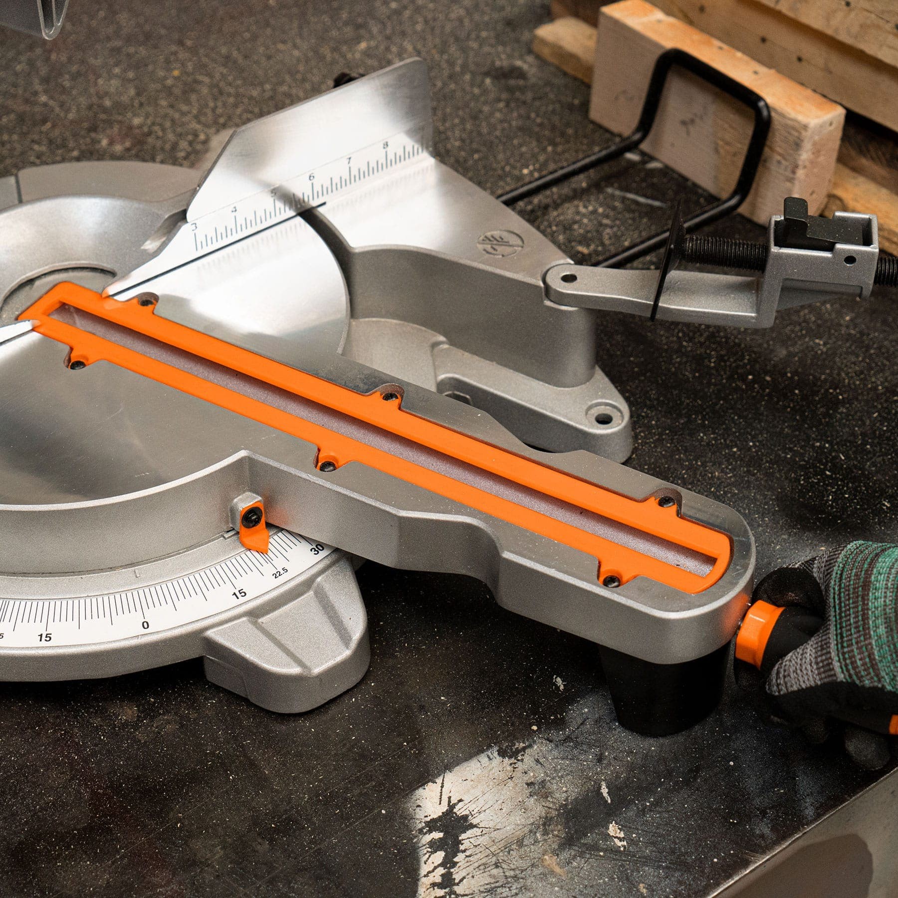 SIERRA DE INGLETE 12" DE 2000 W TELESCÓPICA COMPUESTA TRUPER 12464