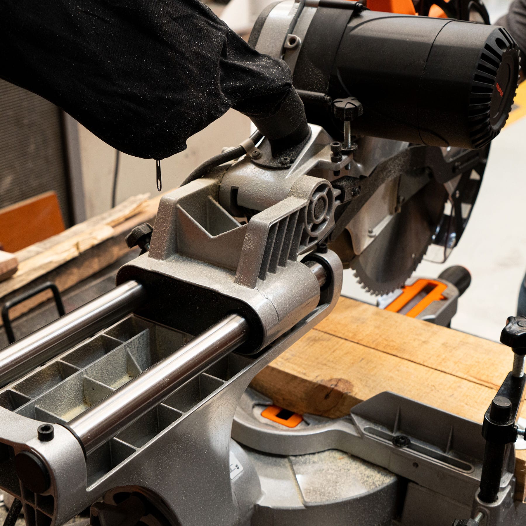 SIERRA DE INGLETE 12" DE 2000 W TELESCÓPICA COMPUESTA TRUPER 12464