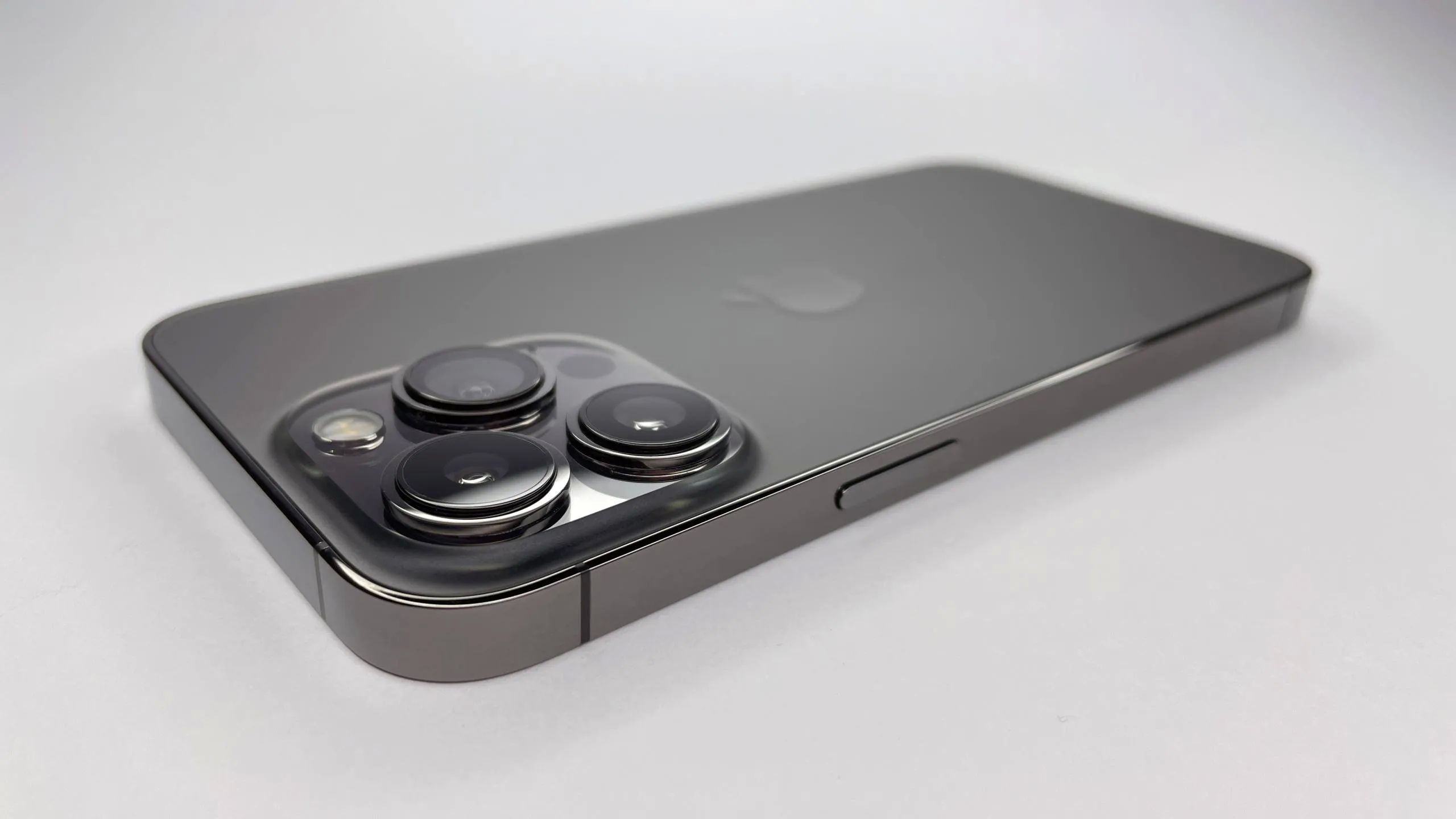 Celular iPhone 13 Pro 256GB Reacondicionado Grado A Negro   Funda Protectora.