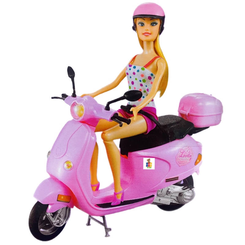 Muñeca Articulada Con Motoneta Y Casco De Juguete