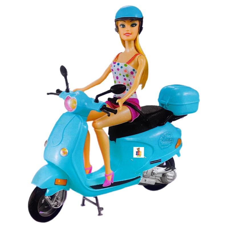 Muñeca Articulada Con Motoneta Y Casco De Juguete
