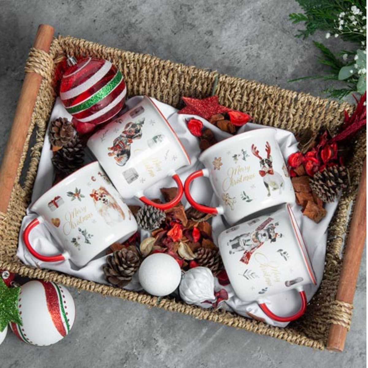 Crown Baccara - Crown Baccara - Juego de 4 tazas Navideñas para café o té 400 ml en Cerámica - Macotas Navideñas (Ideales para regalo o cena de Navidad)