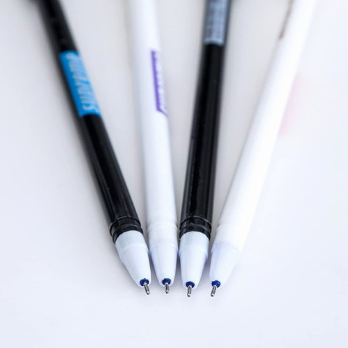 4 Pcs Pen Spinning - Lápiz Giratorio Fidget Toys Blanco/Negro