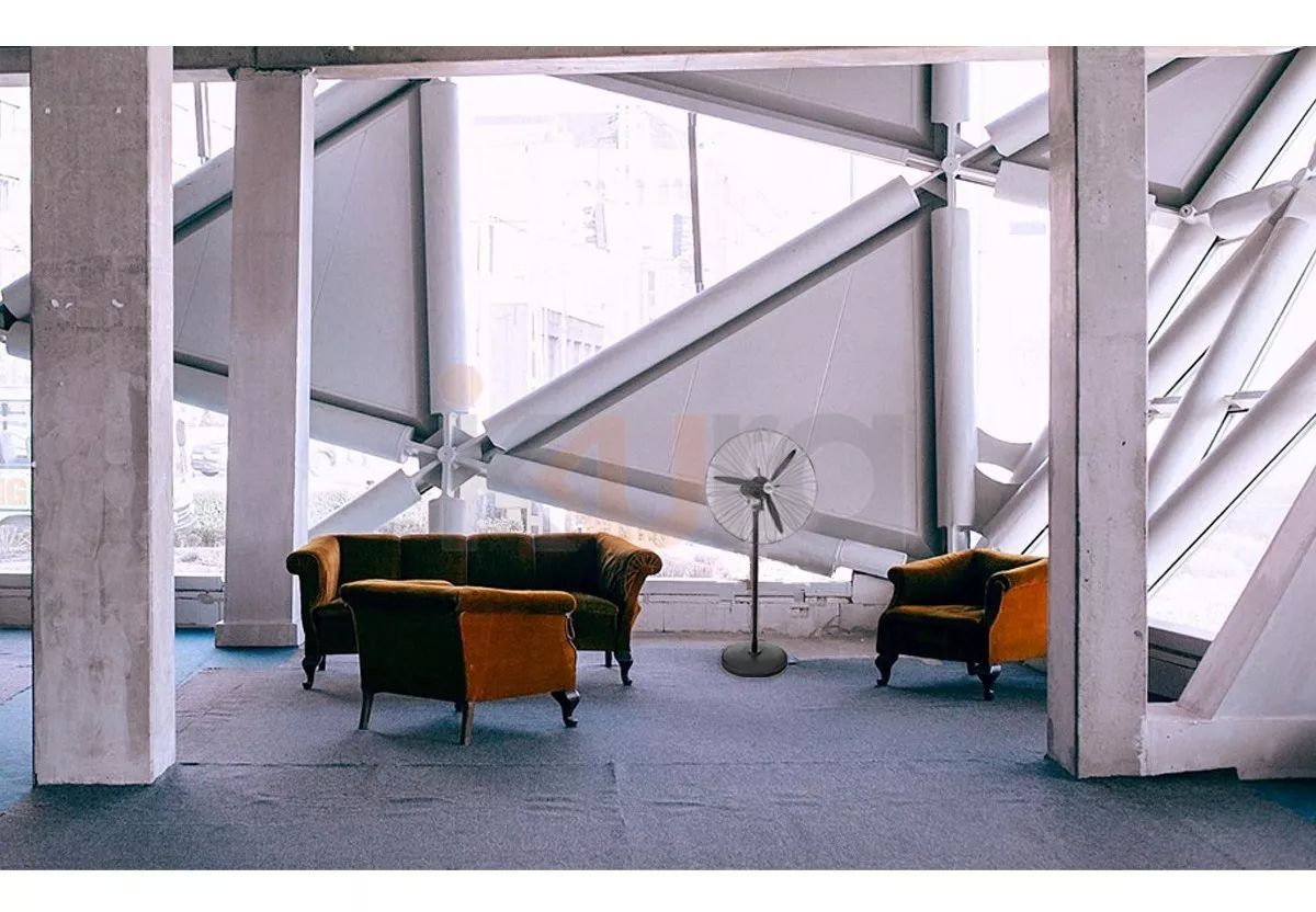 Ventilador Industrial Con Pedestal y Aspas Color Negro 