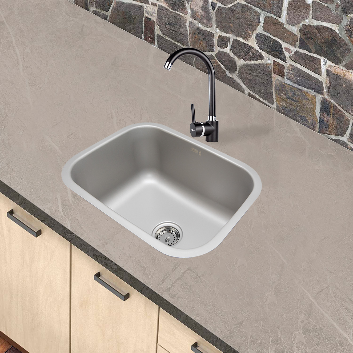 Mezcladora Monomando para Fregadero en Negro Mate, Incluye mangueras para agua fría y caliente.