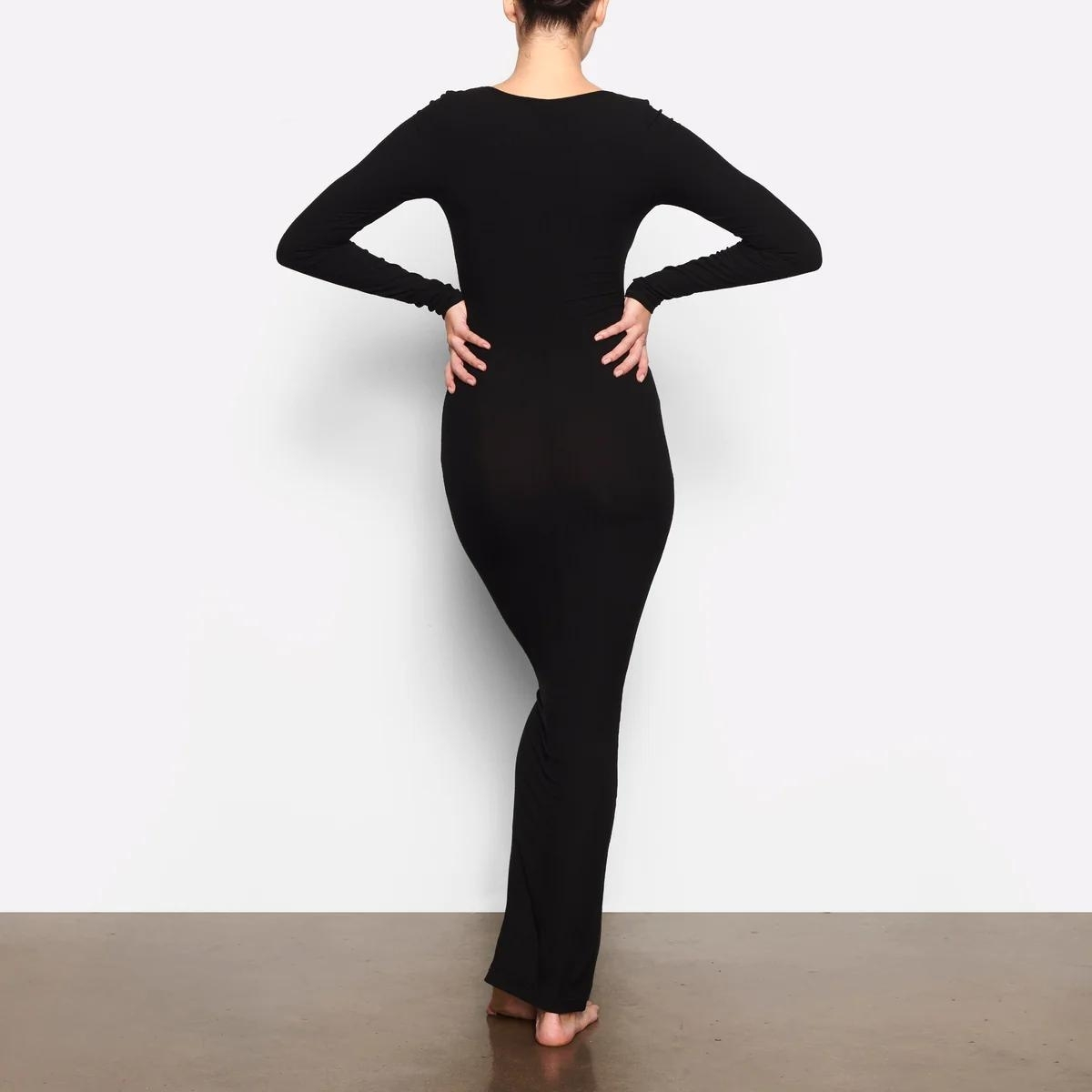 Vestido largo de manga larga con cuello cuadrado estilo casual.