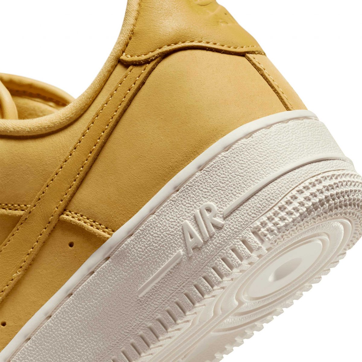 Tenis Nike Air Force 1 Gold Nubuck DR9503-700
