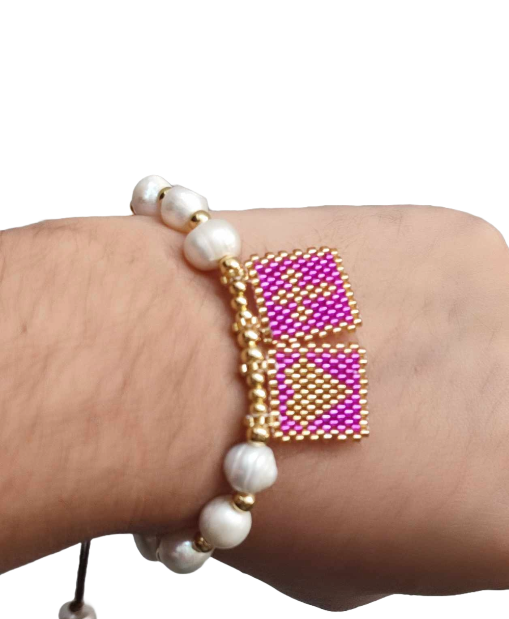Pulsera ajustable de hilo, perlas de rio, y 2 dijes en tecnica miyuki, cruz, corazon