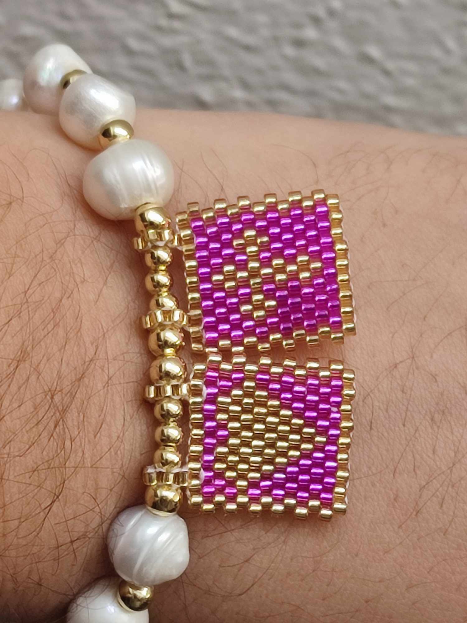 Pulsera ajustable de hilo, perlas de rio, y 2 dijes en tecnica miyuki, cruz, corazon