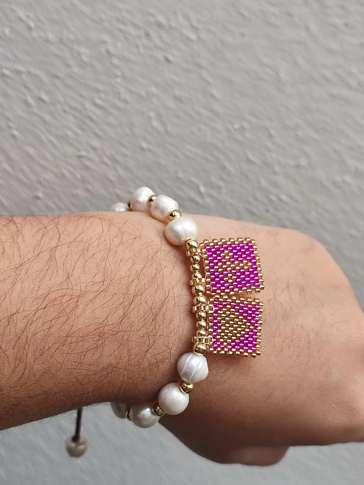 Pulsera ajustable de hilo, perlas de rio, y 2 dijes en tecnica miyuki, cruz, corazon