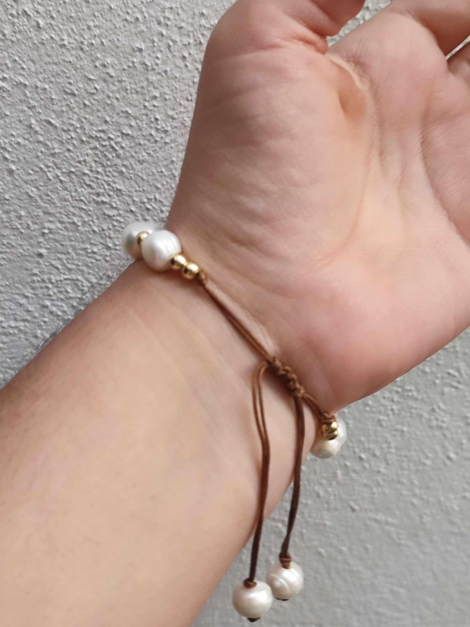 Pulsera ajustable de hilo, perlas de rio, y 2 dijes en tecnica miyuki, cruz, corazon