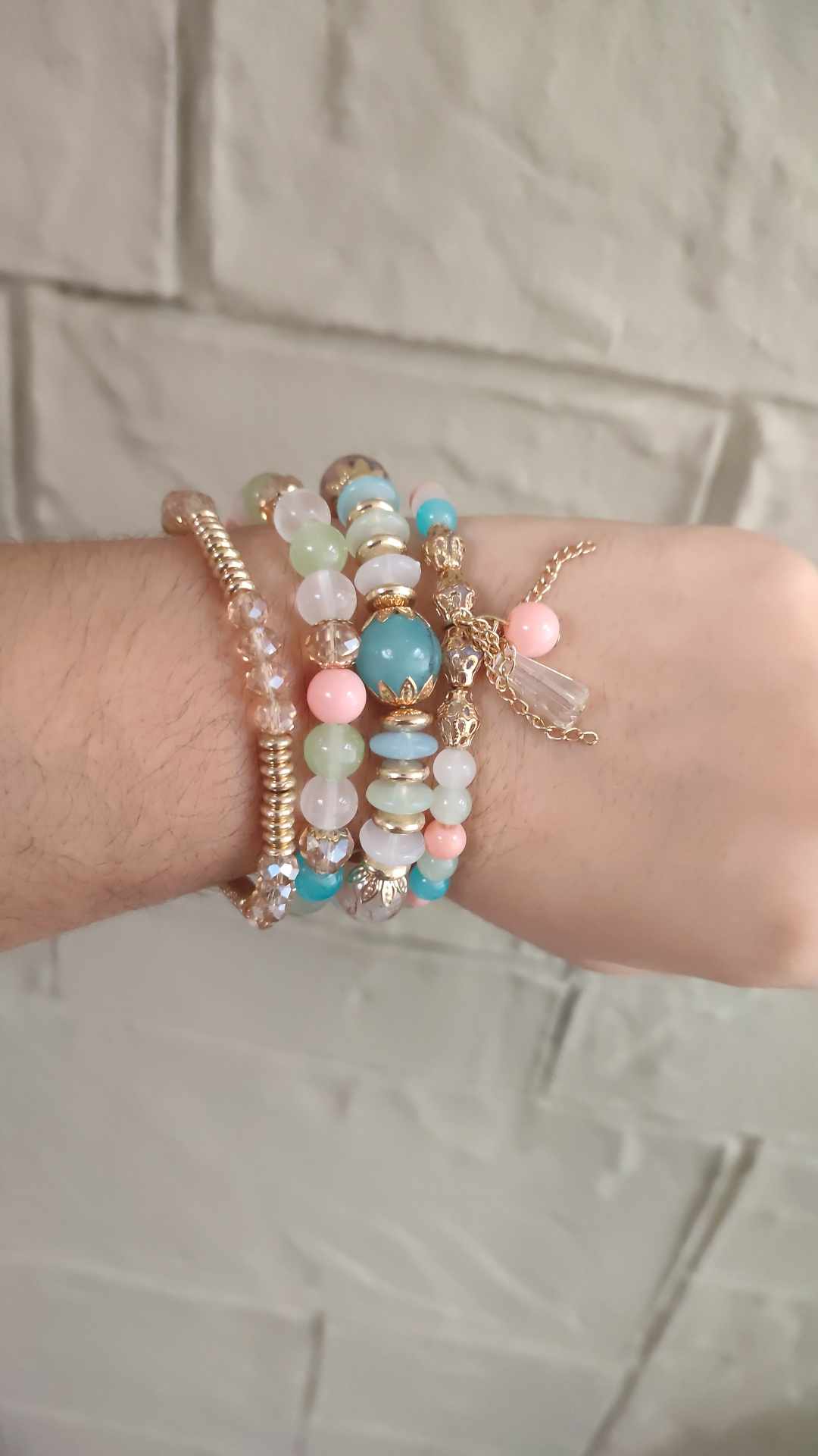 Set de 4 pulseras elasticas en tonos pastel con dije