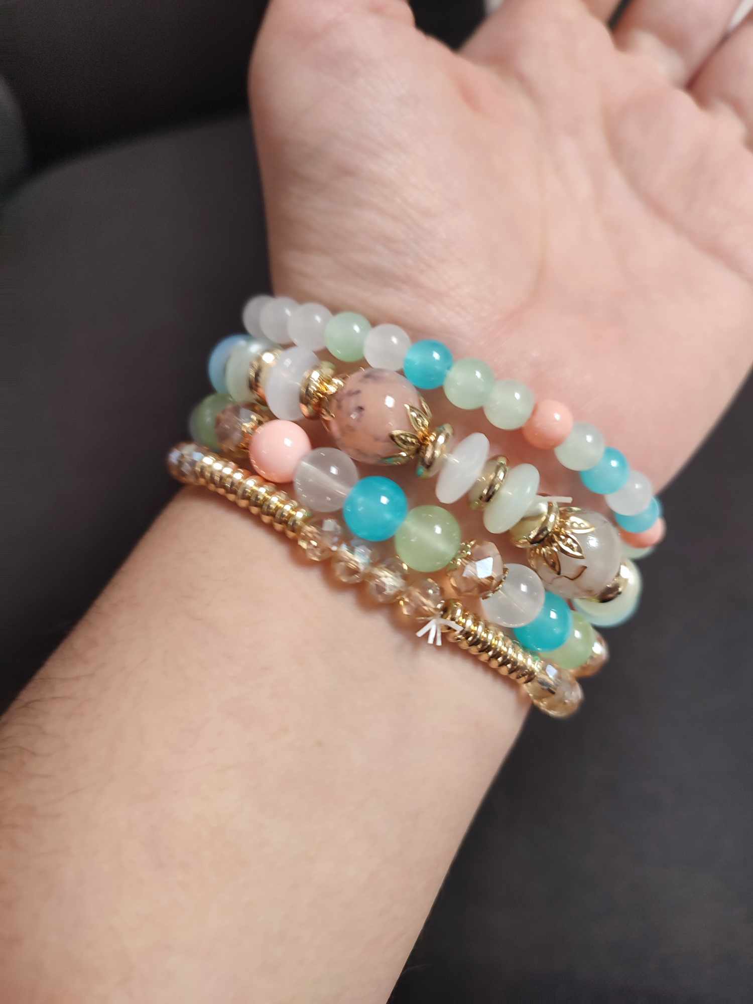 Set de 4 pulseras elasticas en tonos pastel con dije