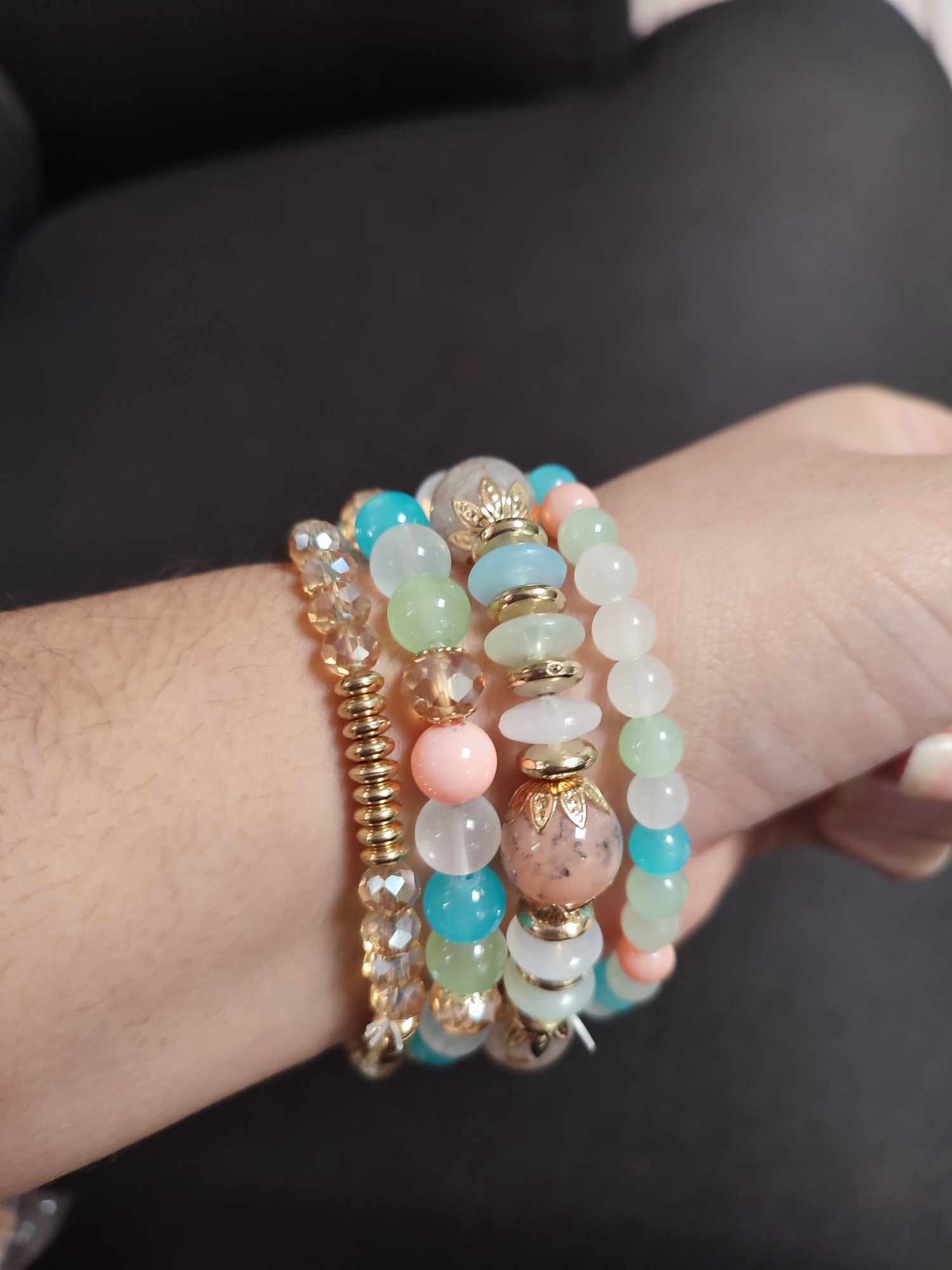 Set de 4 pulseras elasticas en tonos pastel con dije