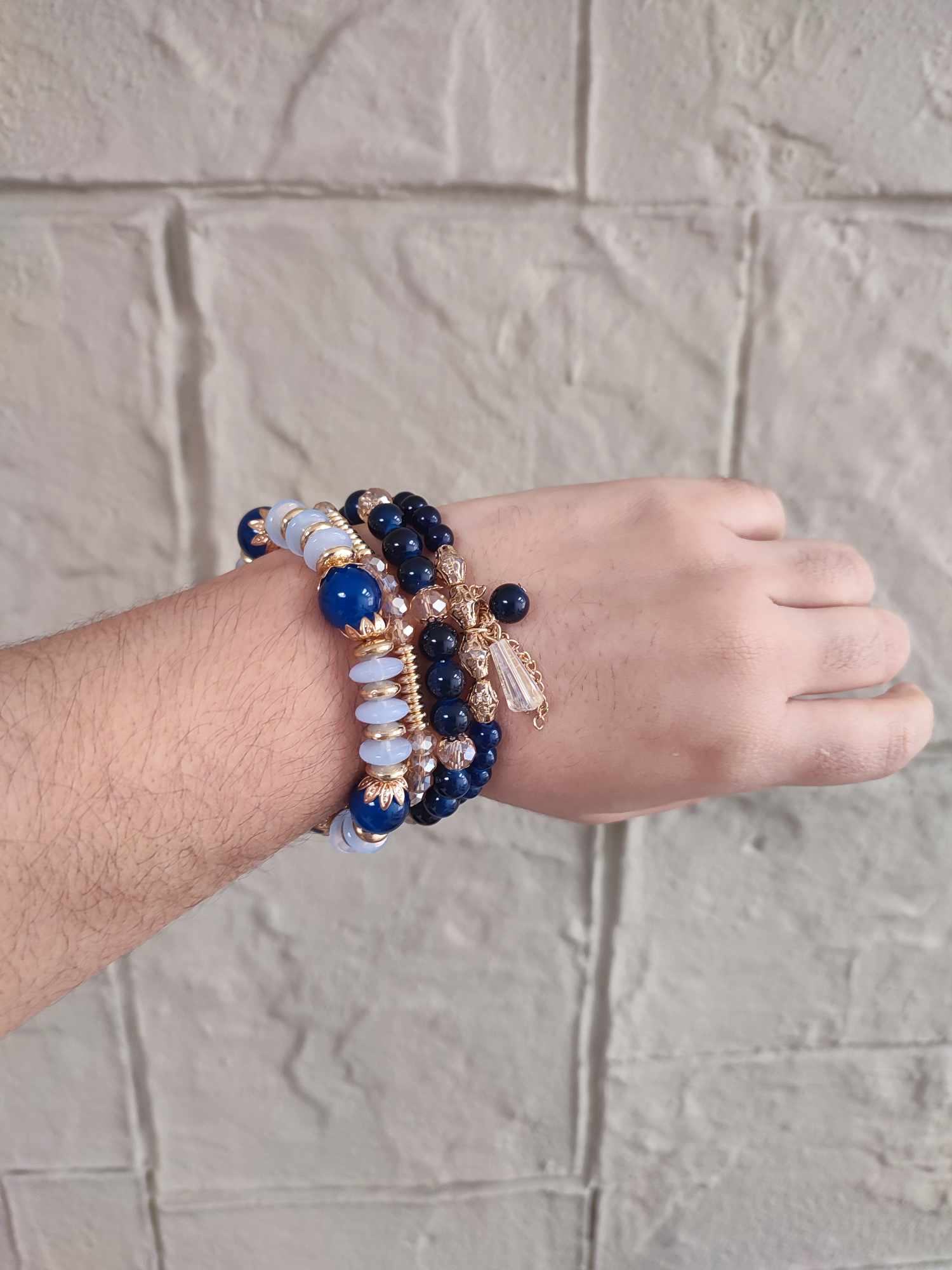 Set de 4 pulseras elasticas color rey, varios estilos, dijes