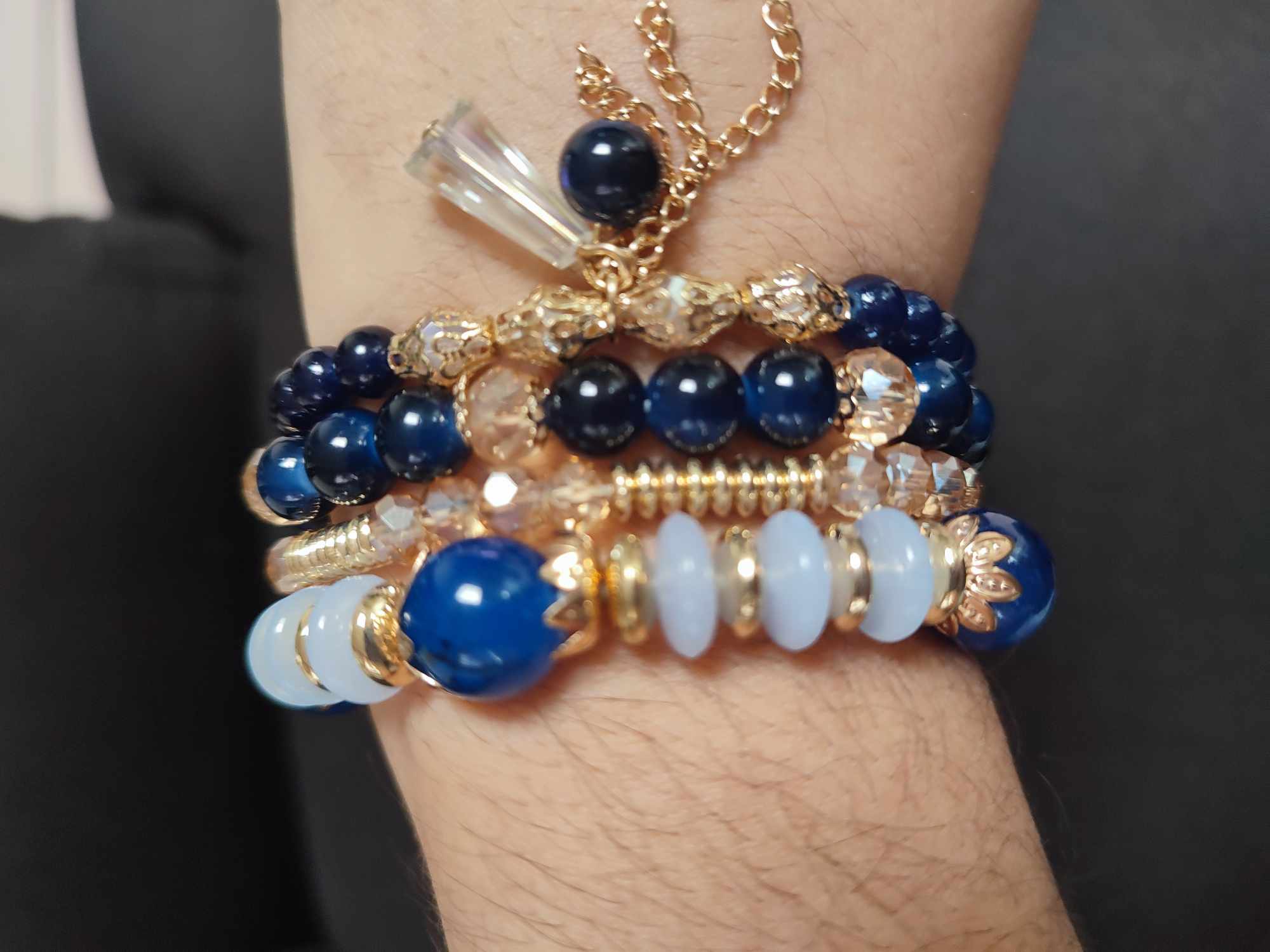 Set de 4 pulseras elasticas color rey, varios estilos, dijes