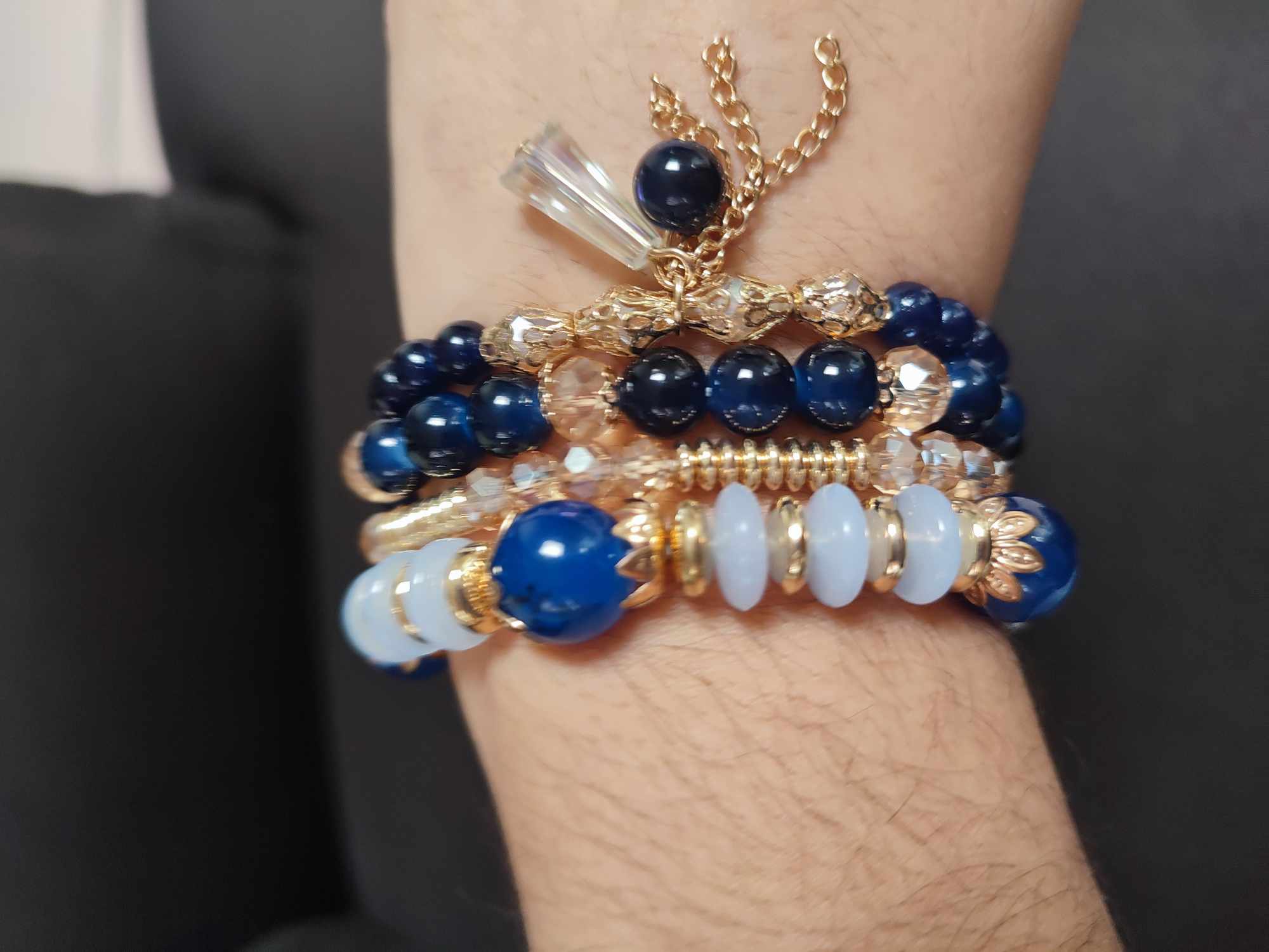 Set de 4 pulseras elasticas color rey, varios estilos, dijes