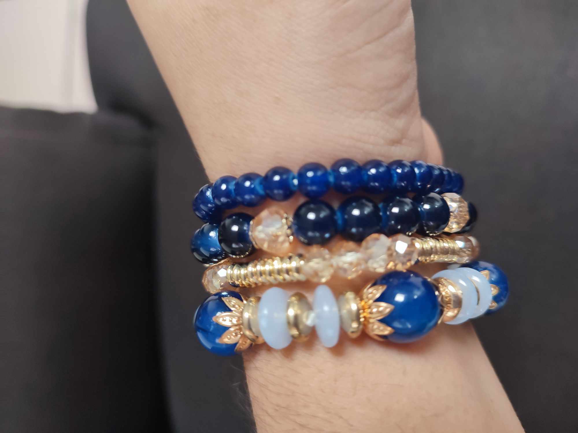 Set de 4 pulseras elasticas color rey, varios estilos, dijes