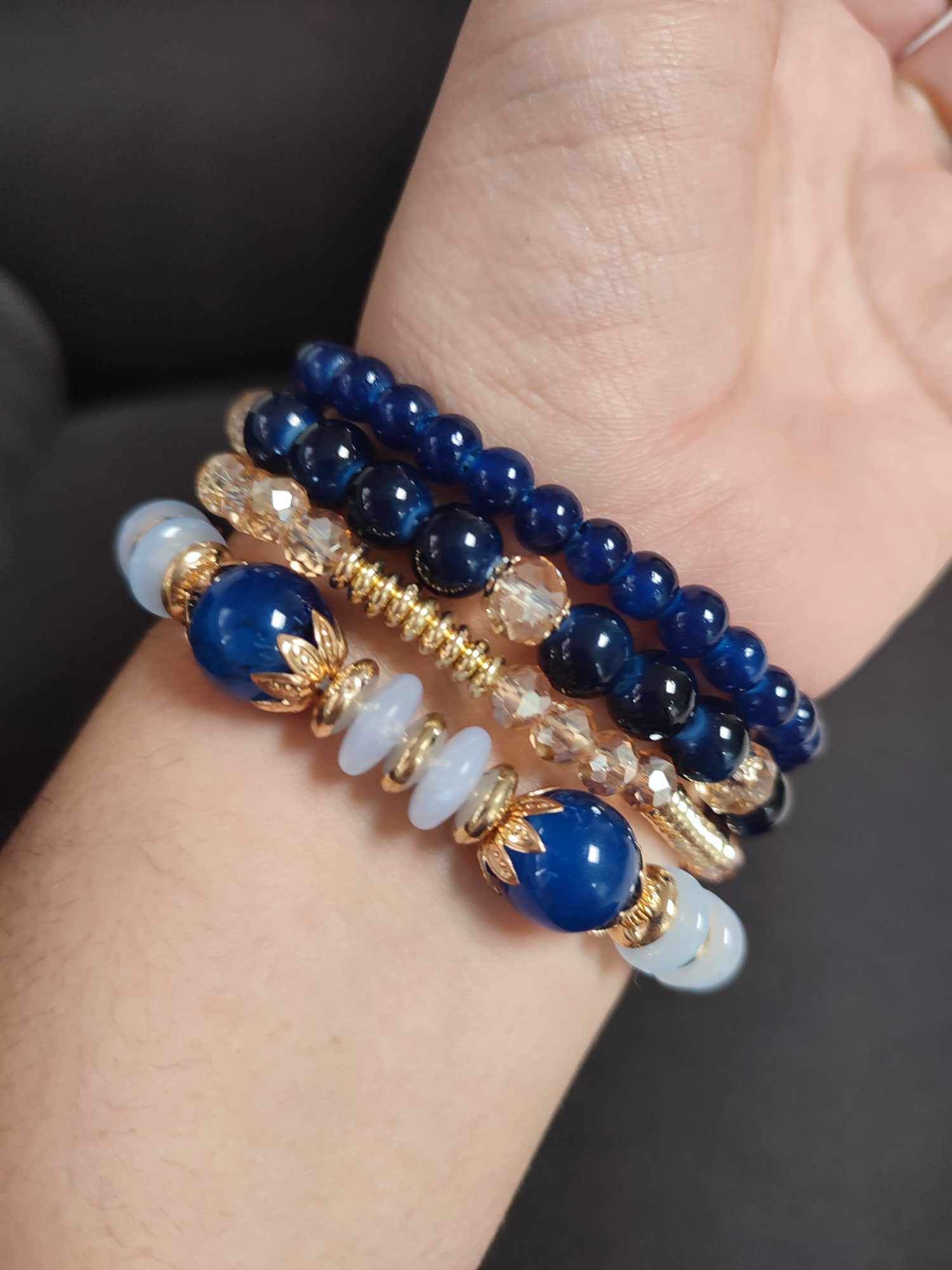 Set de 4 pulseras elasticas color rey, varios estilos, dijes