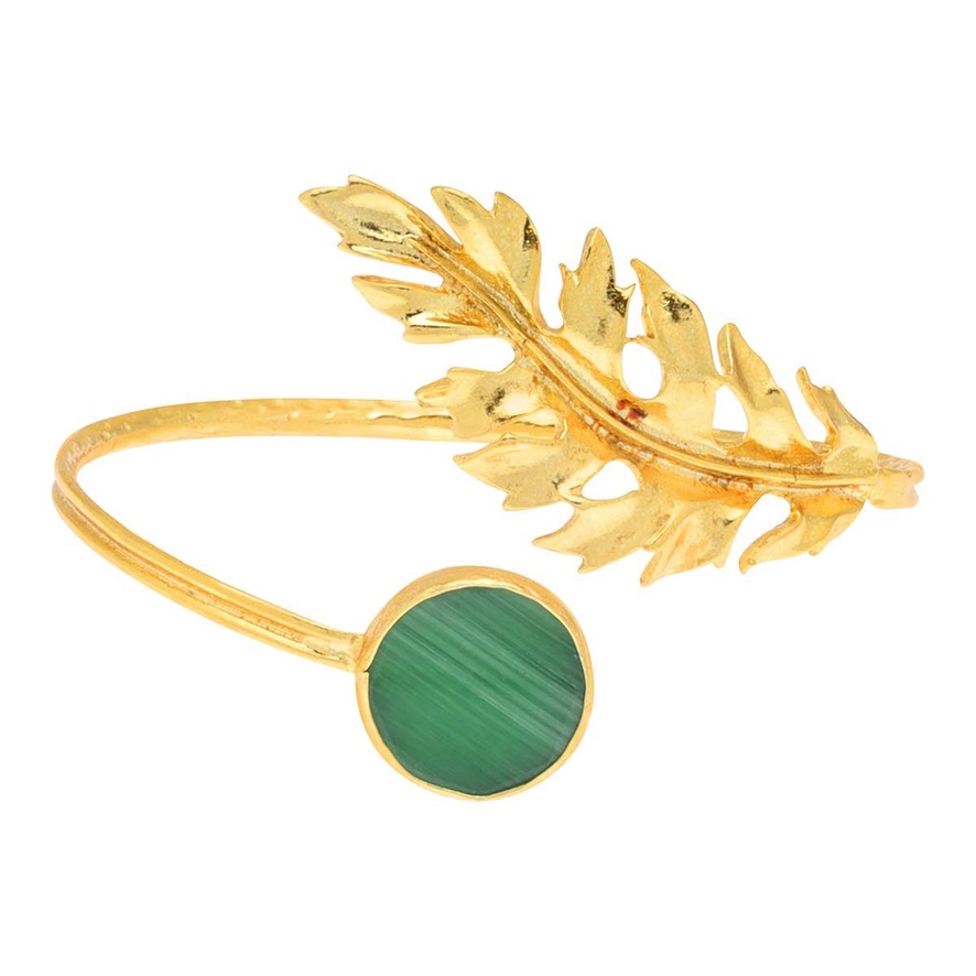 Brazalete con un diseño distintivo, con una punta esculpida con forma de hoja tipo guirnalda en un extremo, y en el otro extremo, una incrustación de piedra natural.