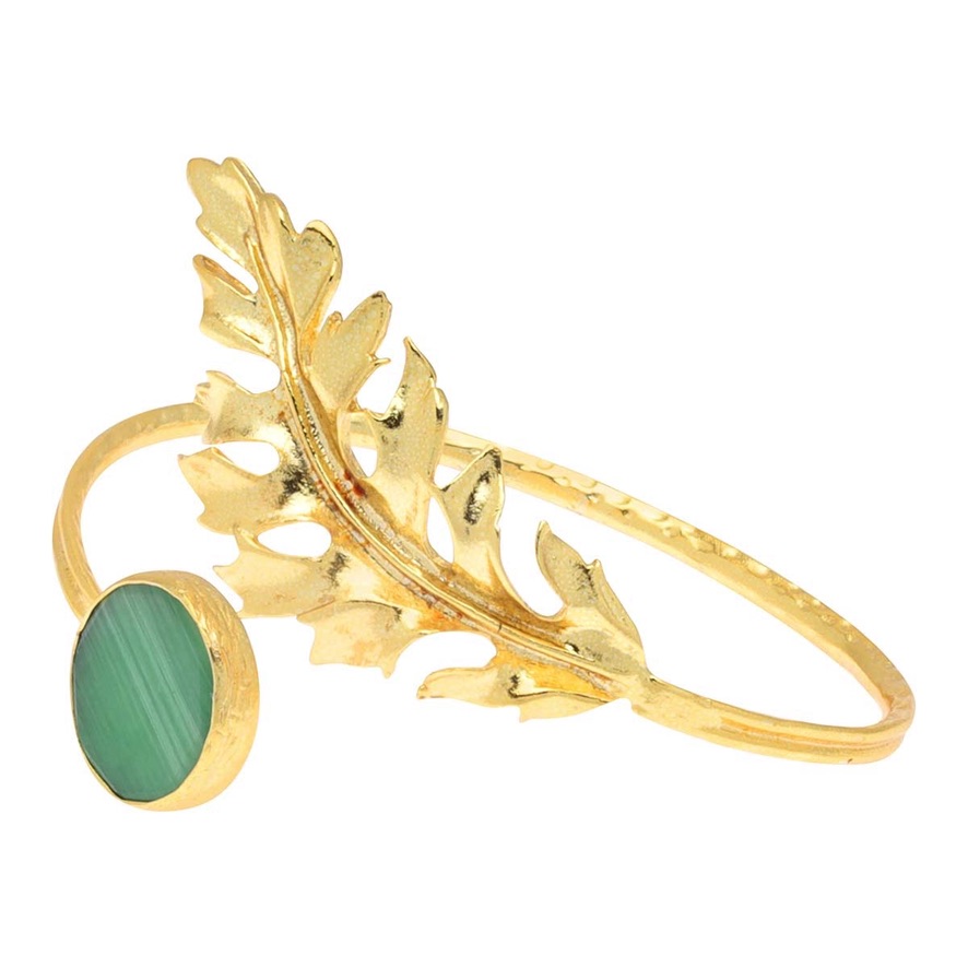 Brazalete con un diseño distintivo, con una punta esculpida con forma de hoja tipo guirnalda en un extremo, y en el otro extremo, una incrustación de piedra natural.