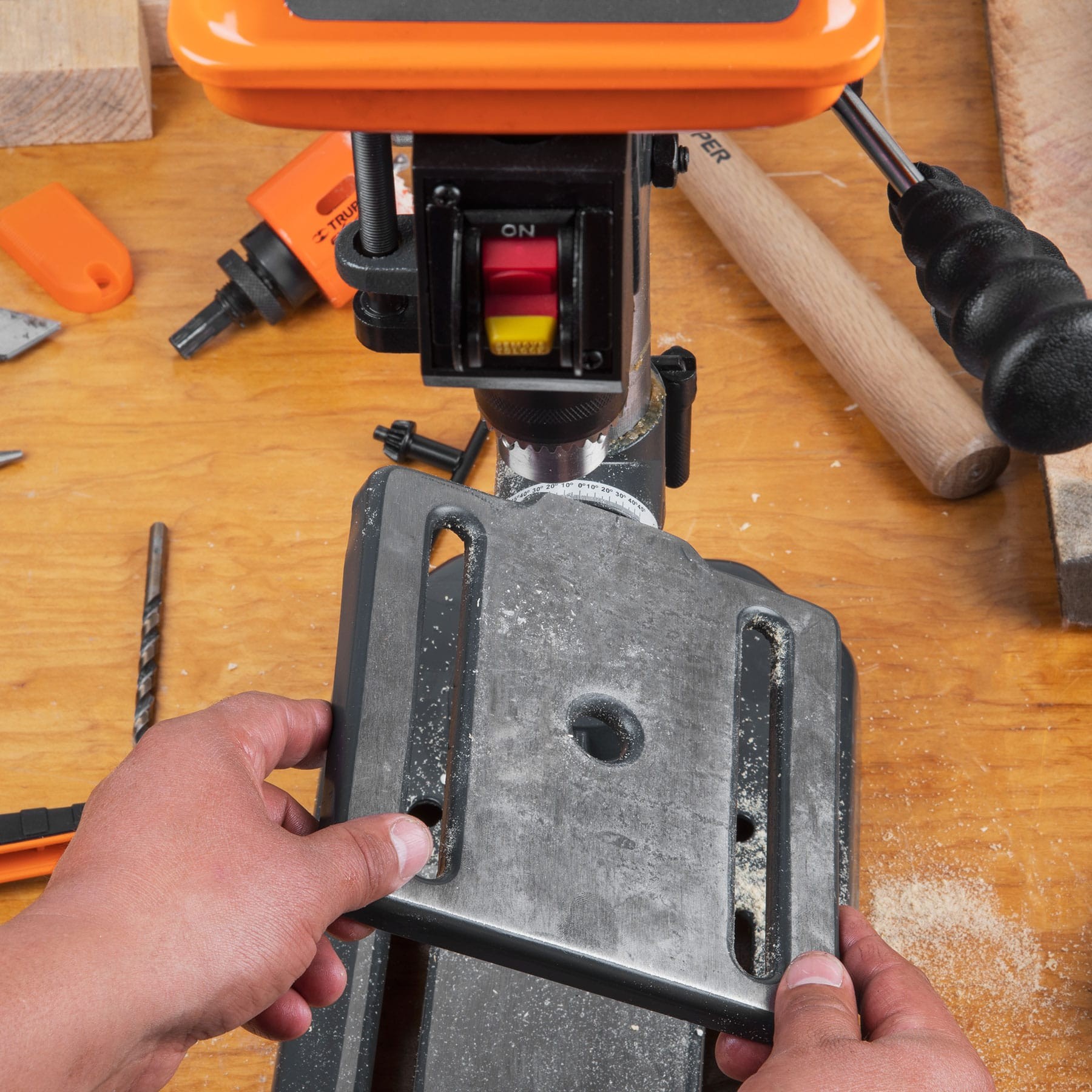 TALADRO DE PISO 8", 1/3 HP (250 W), BROQUERO 1/2", TRUPER 16174