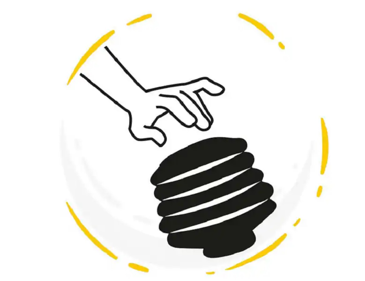 Tractor montable electrico con remolque verde.