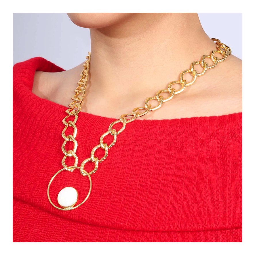Collar de Elegancia Dorada: Cadena de Eslabones con Adorno Circular y Deslumbrante Piedra Natural Blanca