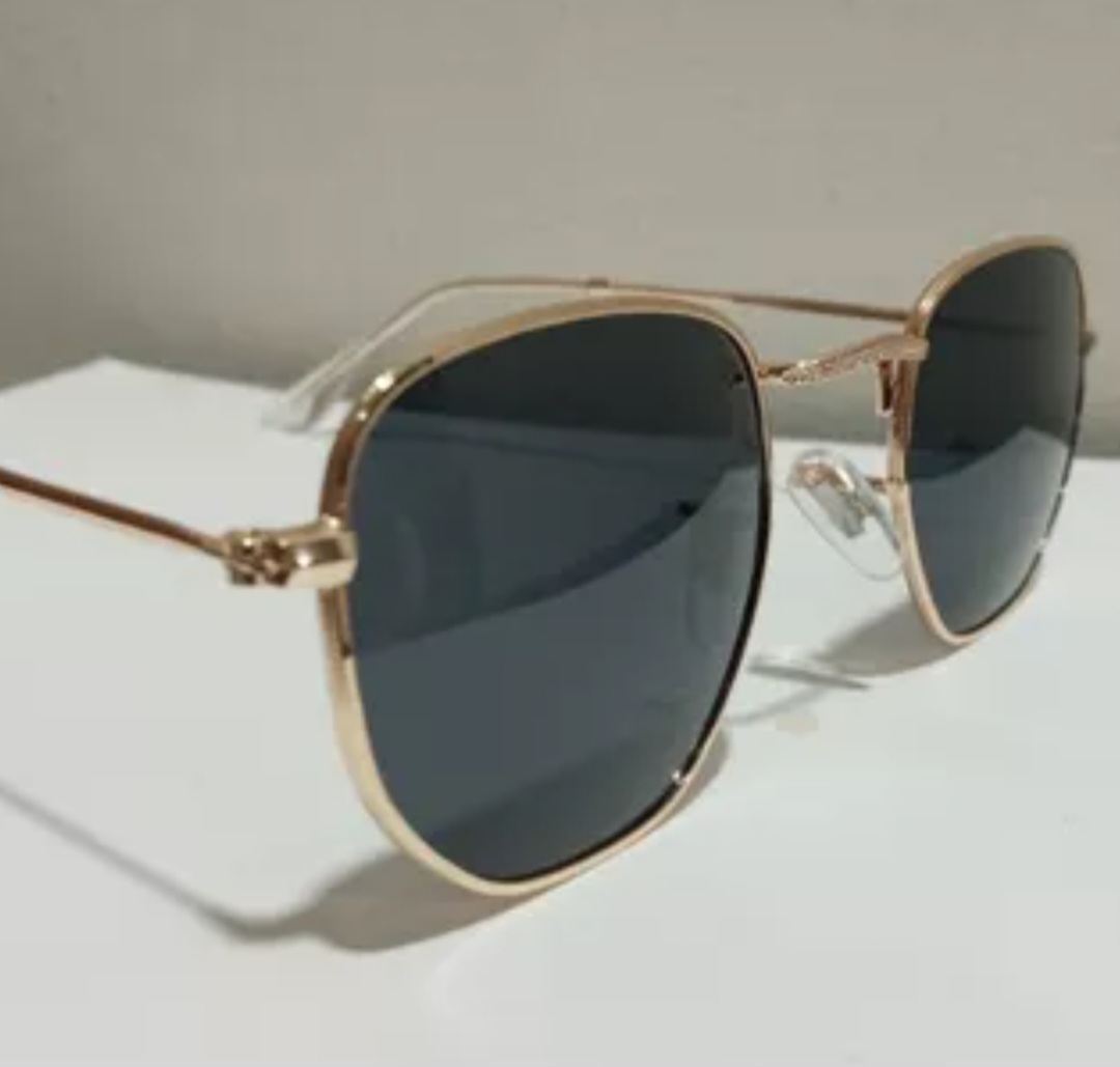 Lentes de sol tipo aviador dorados con cristales negros