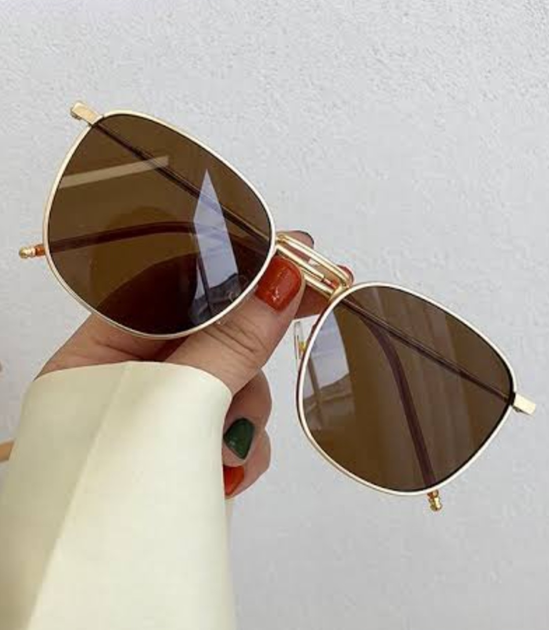 Lentes de sol tipo aviador dorados con cristales negros