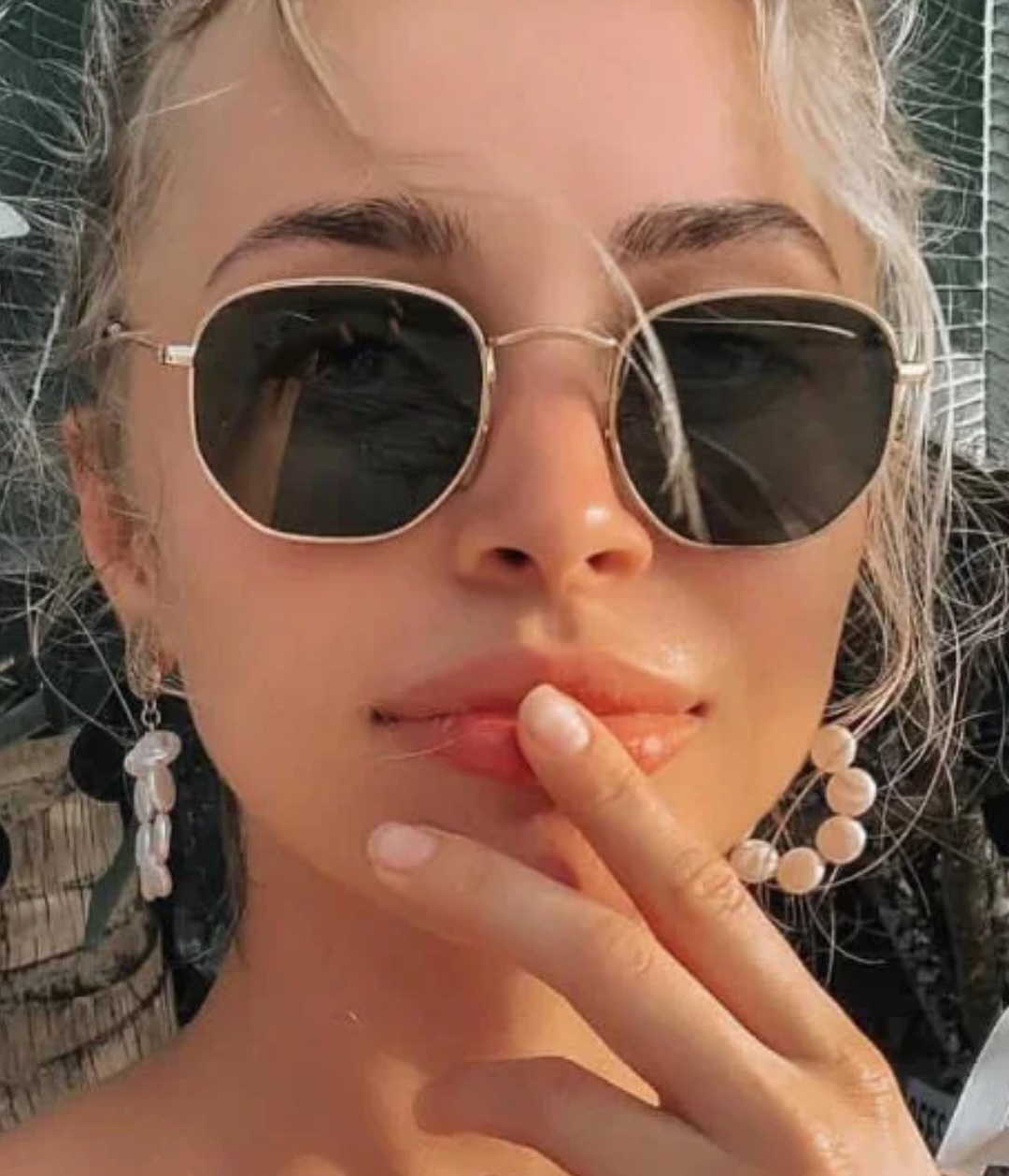 Lentes de sol tipo aviador dorados con cristales negros