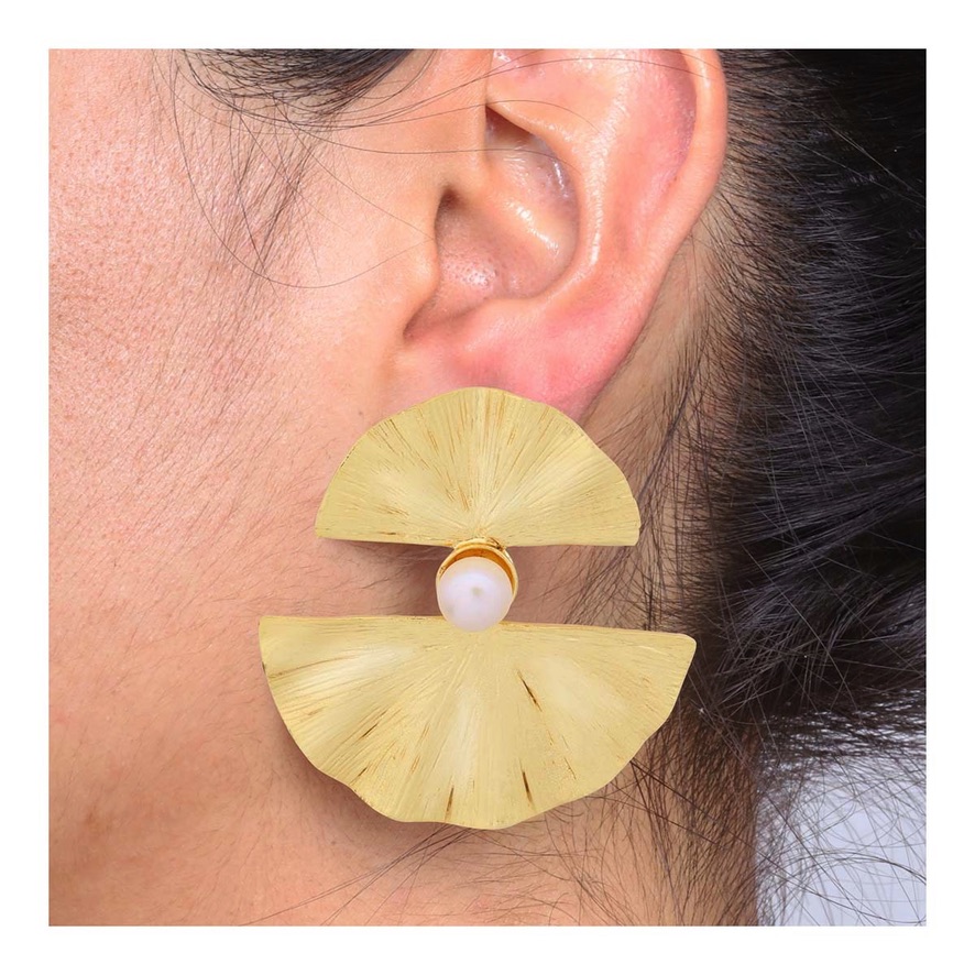 Aretes de Oro Laminado: Doble Abanico con una incrustación de Perla Cultivada en el centro