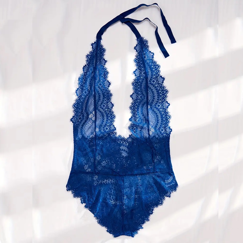 Body sin espalda escote en V.