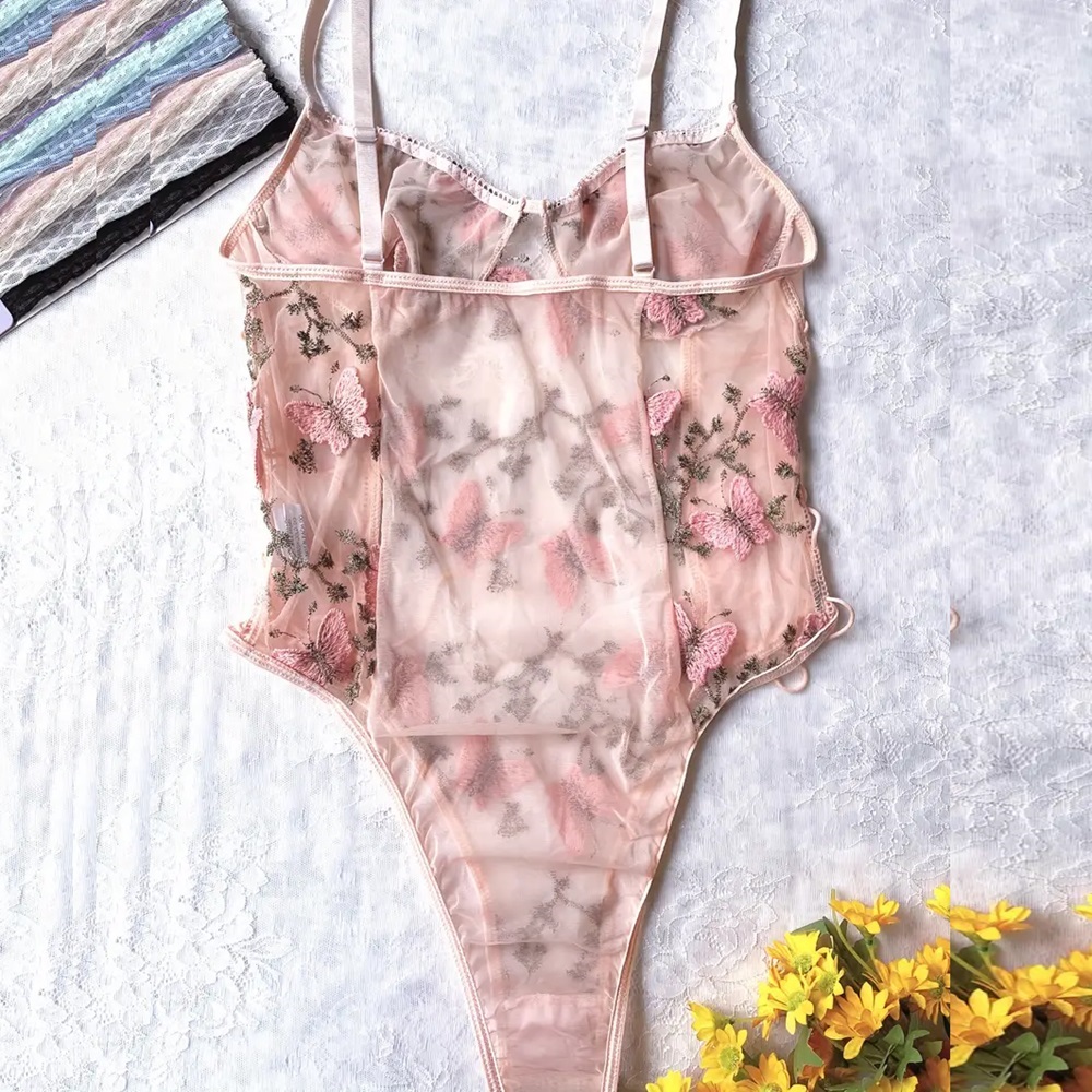 Body con tirantes bordado.