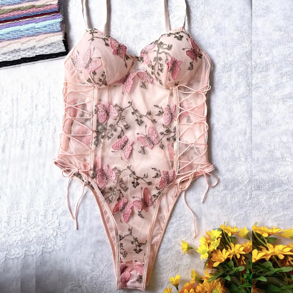 Body con tirantes bordado.