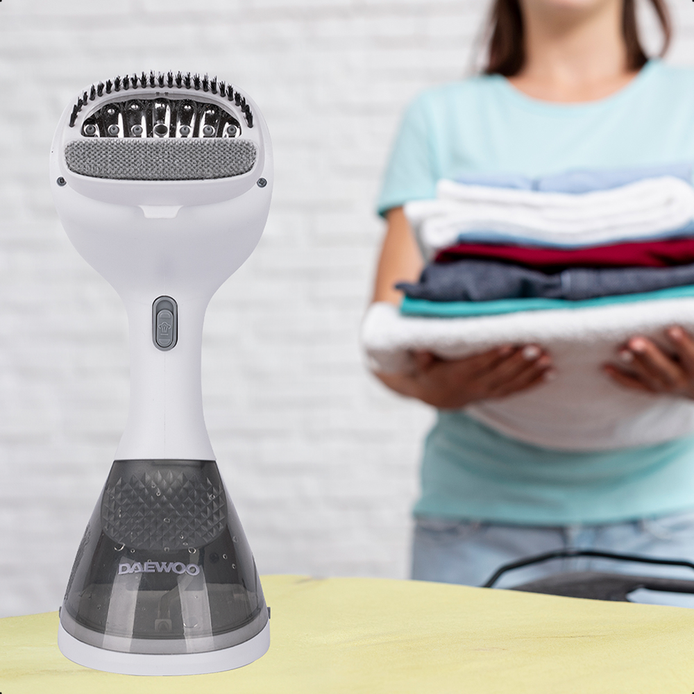 Daewoo Plancha de Vapor de Mano DGS-5018 con cap. de 220ml., potencia de 1200W