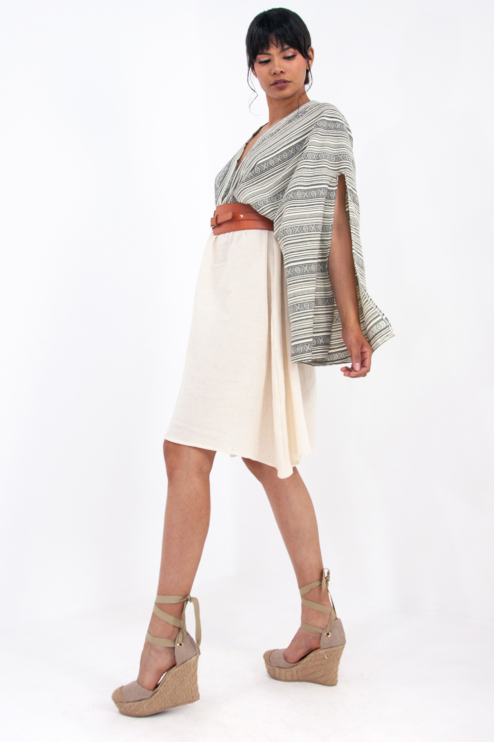 Vestido de dama A ÁNGELOZANO vestido corto con telar étnico color lavada, con cinto hebilla camel, AL-W56.