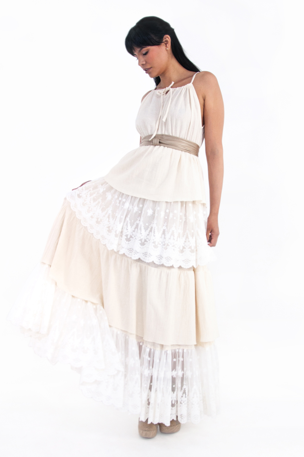 Vestido de dama A ÁNGELOZANO de tirantes y olanes con cinto oro light, AL-W57