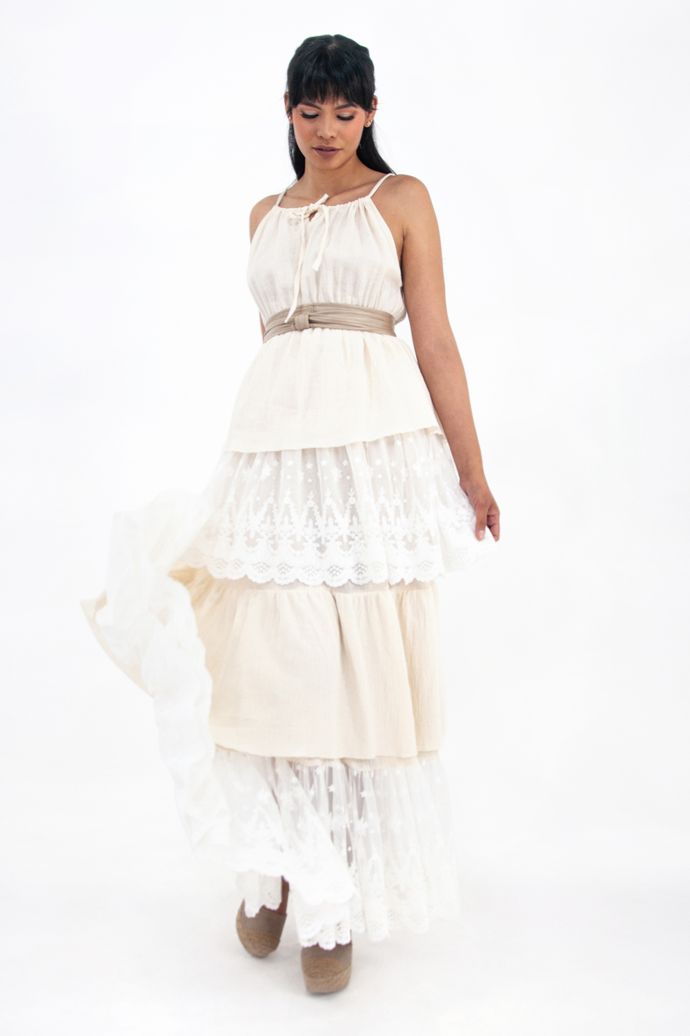 Vestido de dama A ÁNGELOZANO de tirantes y olanes con cinto oro light, AL-W57